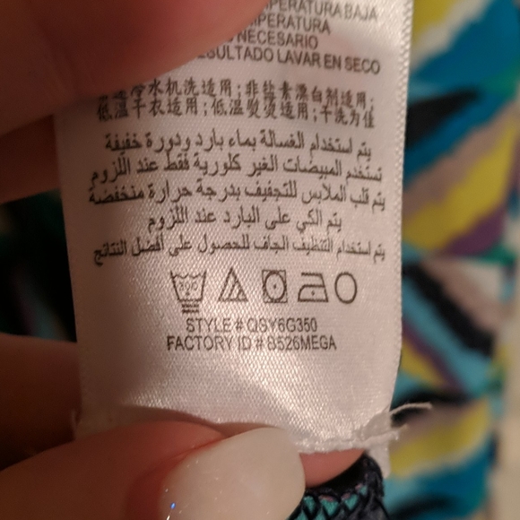 Sold BCBGMaxazria elastic V-neck geometric dress - Picture 6 of 8